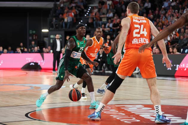 April 9, 2026, Valencia, Valencia, Spain: Kendrick Nunn of Panathinaikos Aktor Athens and Matthew Costello of Valencia Basket in action during the Turkish Airlines EuroLeague Regular Season Round 37 match between Valencia Basket and Panathinaikos Aktor Athens at Roig Arena on April 09, 2026, in Valencia, Spain. Valencia Basket V Panathinaikos Aktor Athens - Turkish Airlines EuroLeague  - ZUMAa181 20260409_zaa_a181_322 Copyright: xIrinaxR.xHipolitox