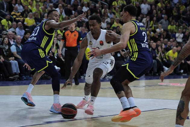 ISTANBUL, TURKEY - April 09: Bonzie Colson (L) , Wade Baldwin IV (R) of Fenerbahce Beko and Theo Maledon (12) of Real Madrid in action during the EuroLeague Regular Season Round 37 match between Fenerbahce Beko Istanbul and Real Madrid at Ulker Sports Arena on April 09, 2026 in Istanbul, Turkey. (Photo by Seskimphoto ) Fenerbahce Beko v Real Madrid - Euroleague Regular season 
