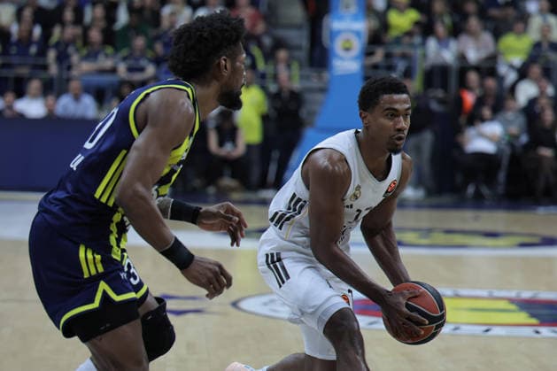 ISTANBUL, TURKEY - April 09: Chris Silva (L) of Fenerbahce Beko and Theo Maledon (R) of Real Madrid in action during the EuroLeague Regular Season Round 37 match between Fenerbahce Beko Istanbul and Real Madrid at Ulker Sports Arena on April 09, 2026 in Istanbul, Turkey. (Photo by Seskimphoto ) Fenerbahce Beko v Real Madrid - Euroleague Regular season 