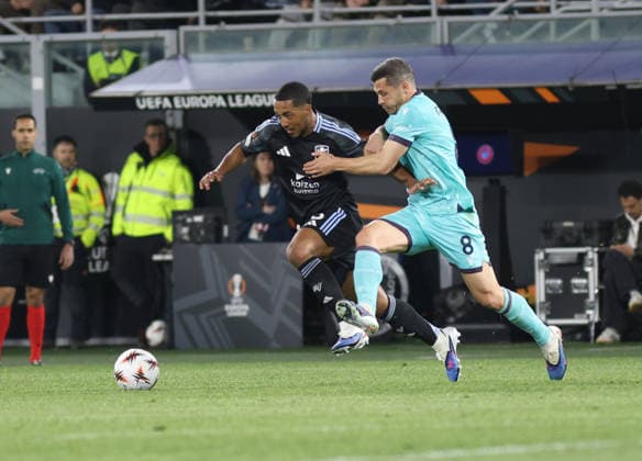 April 9, 2026, Bologna, Bologna, Italia: Remo Freuler of FC Bologna - Emi Buendia of Aston Villa During the 2025 26 Europa League football match between Bologna and Aston Villa on April 9, 2026, at the Renato Dall Ara Stadium in Bologna..Photo: Bologna Italia - ZUMAs236 20260409_aap_s236_043 Copyright: xFabioxSassox