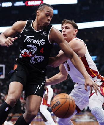 April 9, 2026, Toronto, On, CANADA: Toronto Raptors Scottie Barnes (4) drives past Miami Heat s Pelle Larsson (9) during first half NBA, Basketball Herren, USA basketball action in Toronto on Thursday, April 9, 2026. Canada News - April 9, 2026  - ZUMAc35_ 20260409_zaf_c35_058 Copyright: xNathanxDenettex