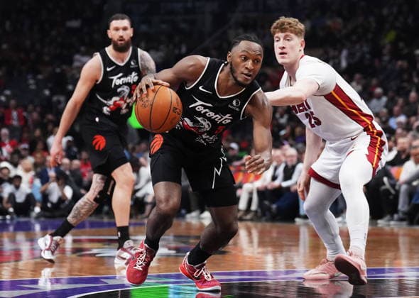 April 9, 2026, Toronto, On, CANADA: Toronto Raptors Immanuel Quickley (5) drives past Miami Heat s Kasparas Jakucionis (25) during first half NBA, Basketball Herren, USA basketball action in Toronto on Thursday, April 9, 2026. Canada News - April 9, 2026  - ZUMAc35_ 20260409_zaf_c35_071 Copyright: xNathanxDenettex