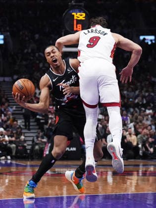 April 9, 2026, Toronto, On, CANADA: Toronto Raptors Scottie Barnes (left) is fouled by Miami Heat s Pelle Larsson (9) during first half NBA, Basketball Herren, USA basketball action in Toronto on Thursday, April 9, 2026. Canada News - April 9, 2026  - ZUMAc35_ 20260409_zaf_c35_075 Copyright: xNathanxDenettex