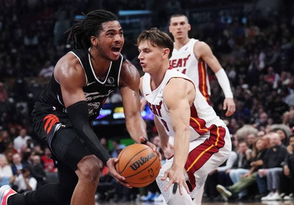 April 9, 2026, Toronto, On, CANADA: Toronto Raptors Collin Murray-Boyles (left) drives past Miami Heat s Pelle Larsson (9) during first half NBA, Basketball Herren, USA basketball action in Toronto on Thursday, April 9, 2026. Canada News - April 9, 2026  - ZUMAc35_ 20260409_zaf_c35_079 Copyright: xNathanxDenettex
