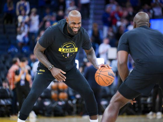 Los Angeles Lakers vs Golden State Warriors - NBA, Basketball Herren, USA SAN FRANCISCO, CALIFORNIA - APRIL 9: LeBron James of Lakers warms-up before the NBA game 41 between Los Angeles Lakers and Golden State Warriors in San Francisco at Chase Center on April 9, 2026 in San Francisco, California, United States. Tayfun Coskun Anadolu California United States. Editorial use only. Please get in touch for any other usage.  Copyright: x2026xAnadoluxTayfunxCoskunx