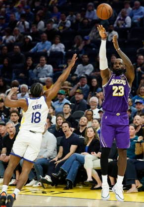 NBA, Basketball Herren, USA - Los Angeles Lakers at Golden State Warriors Los Angeles Lakers forward LeBron James (R) shoots a three point basket as Golden State Warriors guard Lj Cryer (L) defends during the first half of the NBA basketball game between the Los Angeles Lakers and the Golden State Warriors in San Francisco, California, USA, 09 April 2026. SAN FRANCISCO CALIFORNIA United States  Copyright: xJOHNxG.xMABANGLOx