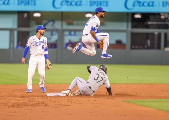 MLB, Baseball Herren, USA 2026: White Sox Vs Royals April 9th APR 09, 2026: Kansas City Royals third baseman Maikel Garcia (11) turns a double play against the Chicago White Sox at Kauffman Stadium in Kansas City, MO. Roman Puno CSM (Credit Image: Â Roman Puno Cal Media) Kansas City Missouri United States EDITORIAL USE ONLY Copyright: xx ZUMA-20260409_zma_c04_064.jpg RomanxPunox csmphotothree485810