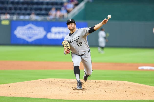 APR 09, 2026: Chicago White Sox starting pitcher Anthony Kay (18) warm up before the game against the Kansas City Royals at Kauffman Stadium in Kansas City, MO. CSM Kansas City United States - ZUMAc04_ 20260409_zma_c04_080 Copyright: xRomanxPunox
