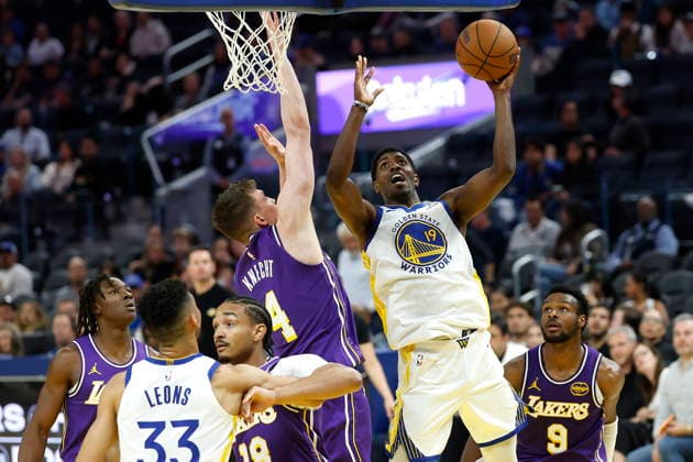 NBA, Basketball Herren, USA - Los Angeles Lakers at Golden State Warriors Golden State Warriors guard Nate Williams (R) goes to the basket for two points as Los Angeles Lakers forward Dalton Knecht (C-L) defends during the second half of the NBA basketball game between the Los Angeles Lakers and the Golden State Warriors in San Francisco, California, USA, 09 April 2026. SAN FRANCISCO CALIFORNIA United States  Copyright: xJOHNxG.xMABANGLOx