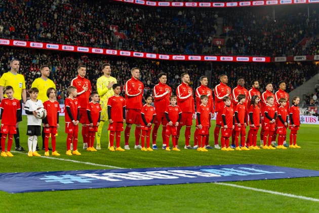 27.03.2026, Fussball Freundschafts-Länderspiel, Schweiz - Deutschland, im Stadion St.-Jakob-Park in Basel (Schweiz). Die Spieler der Schweiz bei der Nationalhymne, mit der Hand auf der Brust. Schiedsrichter Chris Kavanagh (England), Torwart Gregor Kobel (Schweiz), Silvan Widmer (Schweiz), Nico Elvedi (Schweiz), Manuel Akanji (Schweiz), Breel Embolo (Schweiz), Remo Freuler (Schweiz), Granit Xhaka (Schweiz), Dan Ndoye (Schweiz), Ricardo Rodriguez (Schweiz), Ruben Vargas (Schweiz), Fabian Rieder (Schweiz), *** 27 03 2026, Friendly international football match, Switzerland Germany, at St Jakob Park stadium in Basel Switzerland The Swiss players during the national anthem, with their hands on their chests Referee Chris Kavanagh England , Goalkeeper Gregor Kobel Switzerland , Silvan Widmer Switzerland , Nico Elvedi Switzerland , Manuel Akanji Switzerland , Breel Embolo Switzerland , Remo Freuler Switzerland , Granit Xhaka Switzerland , Dan Ndoye Switzerland , Ricardo Rodriguez Switzerland , Ruben Vargas Switzerland , Fabian Rieder Switzerland ,