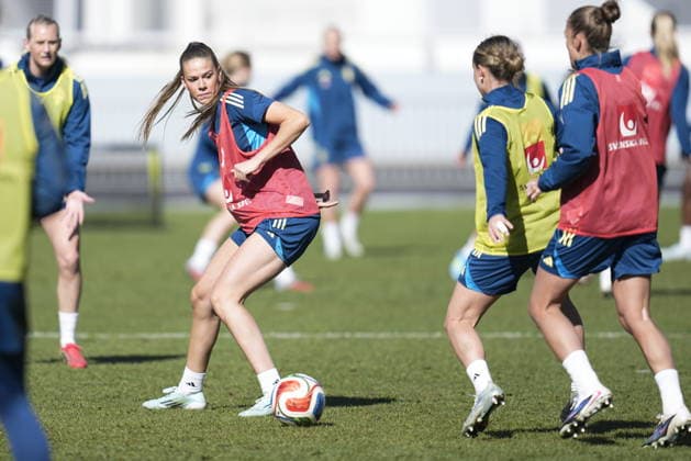 GÖTEBORG, SVERIGE 20260410 Bella Andersson när damlandslaget i fotboll tränar pa Ullevi i samband med samlingen i Göteborg inför VM-kval. GÖTEBORG SVERIGE x9200x *** GÖTEBORG, SWEDEN 20260410 Bella Andersson as the womens national soccer team trains at Ullevi in connection with the gathering in Gothenburg for the World Cup qualifiers GÖTEBORG SWEDEN x9200x  Copyright: xBjörnxLarssonxRosvall TTx TRÄNING DAMLANDSLAGET FOTBOLL