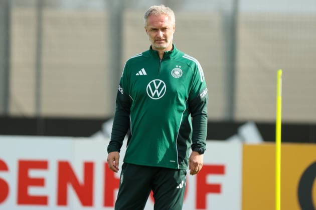 Herzogenaurach, Deutschland 09. April 2026: Länderspielmaßnahme der deutschen Fußballnationalmannschaft der Frauen zur Vorbereitung auf die WM-Qualifikation in Herzogenaurach - Training Im Bild: Bundestrainer Christian Wück Wueck (Deutschland) Copyright: HMBxMedia MadeleinexFantini