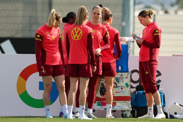Herzogenaurach, Deutschland 09. April 2026: Länderspielmaßnahme der deutschen Fußballnationalmannschaft der Frauen zur Vorbereitung auf die WM-Qualifikation in Herzogenaurach - Training Im Bild: v.li. Sarai Linder (Deutschland), Vivien Endemann (Deutschland), Torhüterin Ena Mahmutovic (Deutschland) und Larissa Mühlhaus Muehlhaus (Deutschland) Copyright: HMBxMedia MadeleinexFantini