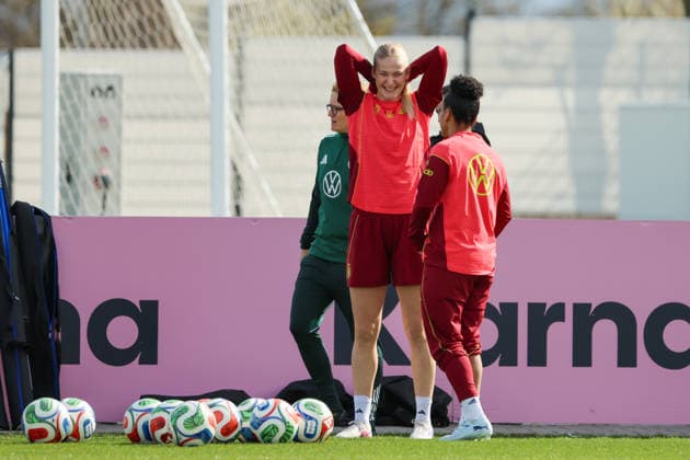 Herzogenaurach, Deutschland 09. April 2026: Länderspielmaßnahme der deutschen Fußballnationalmannschaft der Frauen zur Vorbereitung auf die WM-Qualifikation in Herzogenaurach - Training Im Bild: v.li. Camilla Küver Kuever (Deutschland) und Shekiera Martinez (Deutschland) Copyright: HMBxMedia MadeleinexFantini