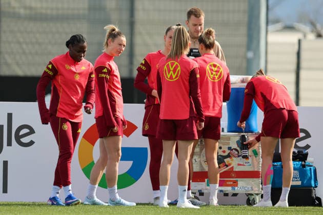 Herzogenaurach, Deutschland 09. April 2026: Länderspielmaßnahme der deutschen Fußballnationalmannschaft der Frauen zur Vorbereitung auf die WM-Qualifikation in Herzogenaurach - Training Im Bild: v.li Nicole Anyomi (Deutschland), Sarai Linder (Deutschland), Vivien Endemann (Deutschland) und ihre Mannschaftskolleginnen Copyright: HMBxMedia MadeleinexFantini