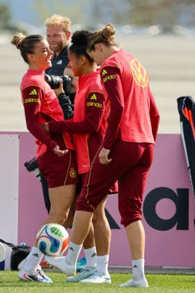 Herzogenaurach, Deutschland 09. April 2026: Länderspielmaßnahme der deutschen Fußballnationalmannschaft der Frauen zur Vorbereitung auf die WM-Qualifikation in Herzogenaurach - Training Im Bild: v.li. Selina Cerci (Deutschland), Shekiera Martinez (Deutschland) und Larissa Mühlhaus Muehlhaus (Deutschland) Copyright: HMBxMedia MadeleinexFantini