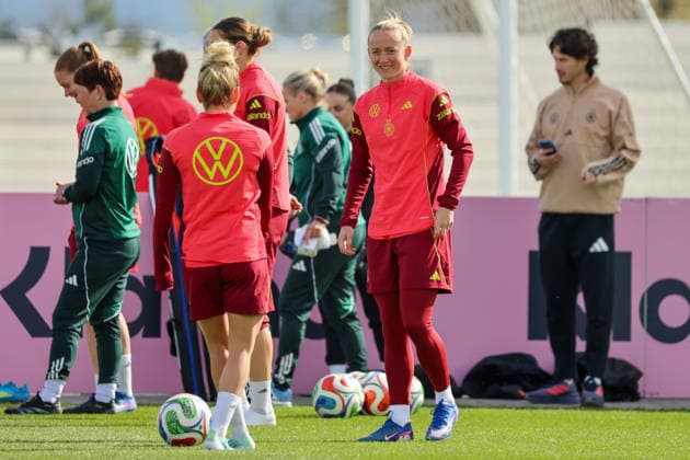 Herzogenaurach, Deutschland 09. April 2026: Länderspielmaßnahme der deutschen Fußballnationalmannschaft der Frauen zur Vorbereitung auf die WM-Qualifikation in Herzogenaurach - Training Im Bild: v.li. Linda Dallmann (Deutschland) und Lea Schüller Schueller (Deutschland) Copyright: HMBxMedia MadeleinexFantini