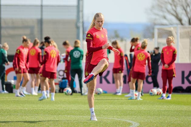 Herzogenaurach, Deutschland 09. April 2026: Länderspielmaßnahme der deutschen Fußballnationalmannschaft der Frauen zur Vorbereitung auf die WM-Qualifikation in Herzogenaurach - Training Im Bild: Camilla Küver Kuever (Deutschland) *** Herzogenaurach, Germany 09 April 2026 International match of the German national womens soccer team in preparation for the World Cup qualifiers in Herzogenaurach Training In the picture Camilla Küver Kuever Germany Copyright: HMBxMedia MadeleinexFantini