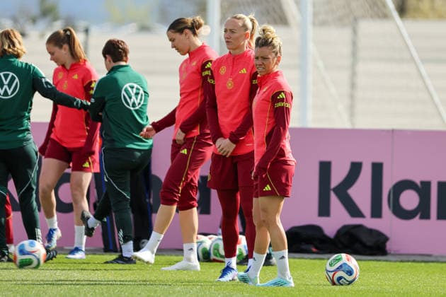 Herzogenaurach, Deutschland 09. April 2026: Länderspielmaßnahme der deutschen Fußballnationalmannschaft der Frauen zur Vorbereitung auf die WM-Qualifikation in Herzogenaurach - Training Im Bild: v.li. Larissa Mühlhaus Muehlhaus (Deutschland), Lea Schüller Schueller (Deutschland) und Linda Dallmann (Deutschland) Copyright: HMBxMedia MadeleinexFantini
