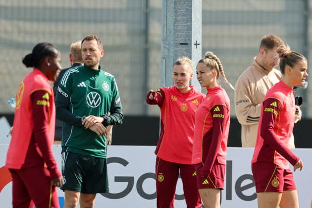 Herzogenaurach, Deutschland 09. April 2026: Länderspielmaßnahme der deutschen Fußballnationalmannschaft der Frauen zur Vorbereitung auf die WM-Qualifikation in Herzogenaurach - Training Im Bild: v.li. Athletiktrainer Julius Balsmeier (Deutschland), Laura Freigang (Deutschland), Giulia Gwinn (Deutschland) und Selina Cerci (Deutschland) Copyright: HMBxMedia MadeleinexFantini