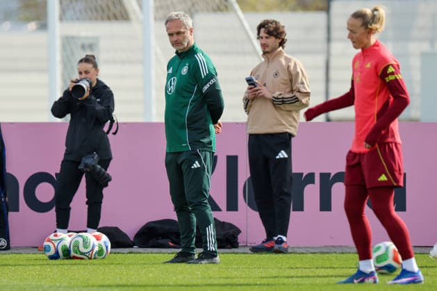 Herzogenaurach, Deutschland 09. April 2026: Länderspielmaßnahme der deutschen Fußballnationalmannschaft der Frauen zur Vorbereitung auf die WM-Qualifikation in Herzogenaurach - Training Im Bild: Bundestrainer Christian Wück Wueck (Deutschland) Copyright: HMBxMedia MadeleinexFantini
