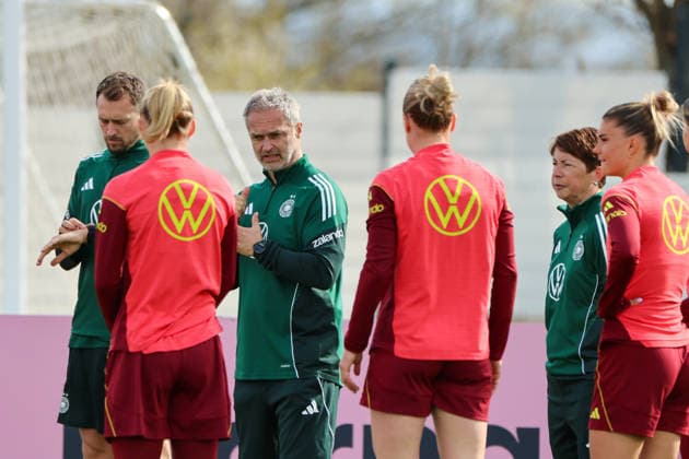 Herzogenaurach, Deutschland 09. April 2026: Länderspielmaßnahme der deutschen Fußballnationalmannschaft der Frauen zur Vorbereitung auf die WM-Qualifikation in Herzogenaurach - Training Im Bild: v.li. Athletiktrainer Julius Balsmeier (Deutschland), Bundestrainer Christian Wück Wueck (Deutschland) und Co-Trainerin Maren Meinert (Deutschland) bei der Teambesprechung mit den Spielerinnen der deutschen Fußballnationalmannschaft der Frauen Copyright: HMBxMedia MadeleinexFantini