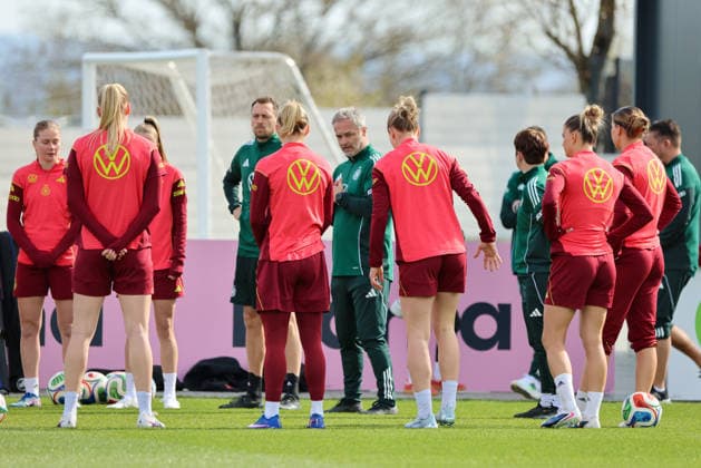 Herzogenaurach, Deutschland 09. April 2026: Länderspielmaßnahme der deutschen Fußballnationalmannschaft der Frauen zur Vorbereitung auf die WM-Qualifikation in Herzogenaurach - Training Im Bild: Die Spielerinnen der deutschen Fußballnationalmannschaft der Frauen im Mannschaftskreis zur Teambesprechung mit Bundestrainer Christian Wück Wueck (Deutschland) Copyright: HMBxMedia MadeleinexFantini