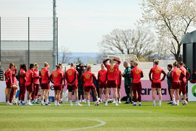 Herzogenaurach, Deutschland 09. April 2026: Länderspielmaßnahme der deutschen Fußballnationalmannschaft der Frauen zur Vorbereitung auf die WM-Qualifikation in Herzogenaurach - Training Im Bild: Die Spielerinnen der deutschen Fußballnationalmannschaft der Frauen im Mannschaftskreis zur Teambesprechung mit Bundestrainer Christian Wück Wueck (Deutschland) Copyright: HMBxMedia MadeleinexFantini