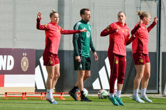 Herzogenaurach, Deutschland 09. April 2026: Länderspielmaßnahme der deutschen Fußballnationalmannschaft der Frauen zur Vorbereitung auf die WM-Qualifikation in Herzogenaurach - Training Im Bild: v.li. Giulia Gwinn (Deutschland), Athletiktrainer Julius Balsmeier (Deutschland), Laura Freigang (Deutschland) und Rebecca Knaak (Deutschland) Copyright: HMBxMedia MadeleinexFantini