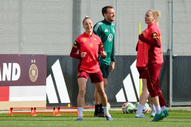 Herzogenaurach, Deutschland 09. April 2026: Länderspielmaßnahme der deutschen Fußballnationalmannschaft der Frauen zur Vorbereitung auf die WM-Qualifikation in Herzogenaurach - Training Im Bild: v.li. Giulia Gwinn (Deutschland), Athletiktrainer Julius Balsmeier (Deutschland) und Laura Freigang (Deutschland) Copyright: HMBxMedia MadeleinexFantini