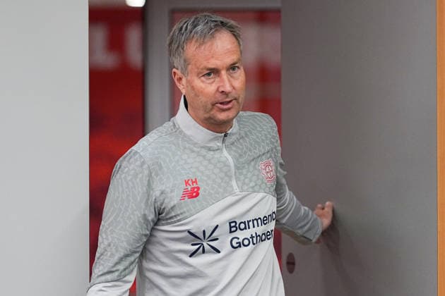 10.04.2026, xydrx, Fußball, Pressekonferenz Bayer 04 Leverkusen, Cheftrainer Kasper Hjulmand betritt den Pressekonferenzraum vor dem Bundesliga Auswärtsspiel gegen Borussia Dortmund, Saison 2025 2026 DFB regulations prohibit any use of photographs as image sequences and or quasi-video. *** 10 04 2026, xydrx, Football, Press conference Bayer 04 Leverkusen, Head coach Kasper Hjulmand enters the press conference room before the Bundesliga away match against Borussia Dortmund, season 2025 2026 DFB regulations prohibit any use of photographs as image sequences and or quasi video Copyright: HMBxMedia YannisxDreimann