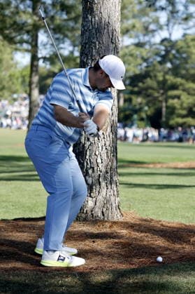 Golf 2026 Masters Tournament - Round 2 Chris Gotterup of the USA hitting from behind a tree off the fairway on Hole 1 in Round 2 of the 2026 Masters tournament in August, Georgia, USA, 10 April 2026. Augusta United States  Copyright: xERIKxS.xLESSERx