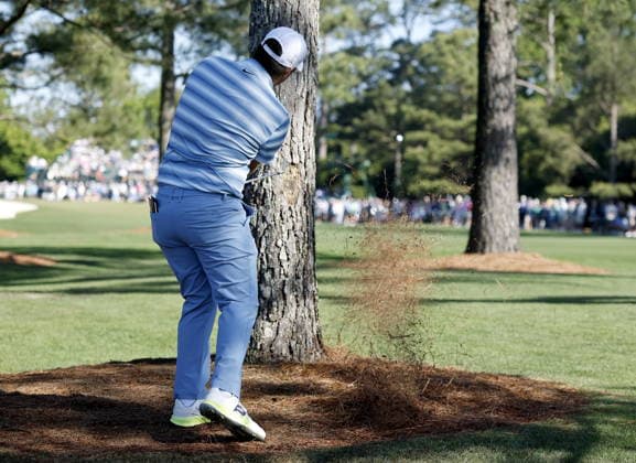 Golf 2026 Masters Tournament - Round 2 Chris Gotterup of the USA hitting from behind a tree off the fairway on Hole 1 in Round 2 of the 2026 Masters tournament in August, Georgia, USA, 10 April 2026. Augusta United States  Copyright: xERIKxS.xLESSERx