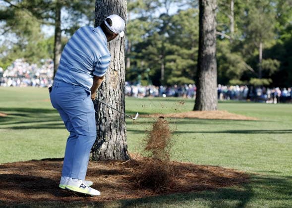 Golf 2026 Masters Tournament - Round 2 Chris Gotterup of the USA hitting from behind a tree off the fairway on Hole 1 in Round 2 of the 2026 Masters tournament in August, Georgia, USA, 10 April 2026. Augusta United States  Copyright: xERIKxS.xLESSERx