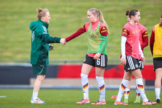 2026.04.10, xkwix, Fußball, UEFA Women s UNDER 19 Championship qualification, Republic of Ireland - Germany, Uhlenkrugstadion, Runde 2 1.Spieltag, Saison 2025 2026: Melanie Behringer (Deutschland U19 Frauen Coach) schlaegt mit Marie Gmeineder (Deutschland U19 Frauen 6) ein beim aufwaermen DFB regulations prohibit any use of photographs as image sequences and or quasi-video. Photo: xKamilxWilkowskixPressefotoKochx Nordrhein-Westfalen Deutschland *** 2026 04 10, xkwix, Football, UEFA Women s UNDER 19 Championship qualification, Republic of Ireland Germany, Uhlenkrugstadion, Round 2 1 Matchday, Season 2025 2026 Melanie Behringer Germany U19 Women Coach beats with Marie Gmeineder Germany U19 Women 6 ein beim aufwaermen DFB regulations prohibit any use of photographs as image sequences and or quasi video Photo xKamilxWilkowskixPressefotoKochx Nordrhein Westfalen Germany