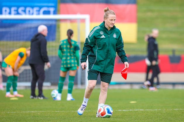 2026.04.10, xkwix, Fußball, UEFA Women s UNDER 19 Championship qualification, Republic of Ireland - Germany, Uhlenkrugstadion, Runde 2 1.Spieltag, Saison 2025 2026: Melanie Behringer (Deutschland U19 Frauen Coach) mit Deutschlandfahne im Hintergrund DFB regulations prohibit any use of photographs as image sequences and or quasi-video. Photo: xKamilxWilkowskixPressefotoKochx Nordrhein-Westfalen Deutschland *** 2026 04 10, xkwix, Football, UEFA Women s UNDER 19 Championship qualification, Republic of Ireland Germany, Uhlenkrugstadion, Round 2 1 Matchday, Season 2025 2026 Melanie Behringer Germany U19 Women Coach with German flag in the background DFB regulations prohibit any use of photographs as image sequences and or quasi video Photo xKamilxWilkowskixPressefotoKochx Nordrhein Westfalen Germany