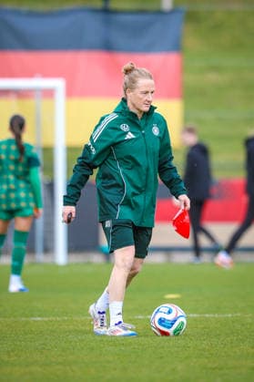 2026.04.10, xkwix, Fußball, UEFA Women s UNDER 19 Championship qualification, Republic of Ireland - Germany, Uhlenkrugstadion, Runde 2 1.Spieltag, Saison 2025 2026: Melanie Behringer (Deutschland U19 Frauen Coach) mit Deutschlandfahne im Hintergrund DFB regulations prohibit any use of photographs as image sequences and or quasi-video. Photo: xKamilxWilkowskixPressefotoKochx Nordrhein-Westfalen Deutschland *** 2026 04 10, xkwix, Football, UEFA Women s UNDER 19 Championship qualification, Republic of Ireland Germany, Uhlenkrugstadion, Round 2 1 Matchday, Season 2025 2026 Melanie Behringer Germany U19 Women Coach with German flag in the background DFB regulations prohibit any use of photographs as image sequences and or quasi video Photo xKamilxWilkowskixPressefotoKochx Nordrhein Westfalen Germany