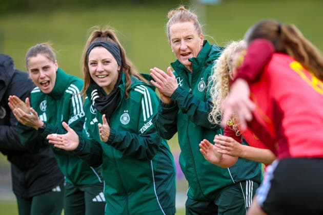 2026.04.10, xkwix, Fußball, UEFA Women s UNDER 19 Championship qualification, Republic of Ireland - Germany, Uhlenkrugstadion, Runde 2 1.Spieltag, Saison 2025 2026: Melanie Behringer (Deutschland U19 Frauen Coach) klatscht mit Spielerinnen und Betreuern die sich aufwärmenden Spielerinen DFB regulations prohibit any use of photographs as image sequences and or quasi-video. Photo: xKamilxWilkowskixPressefotoKochx Nordrhein-Westfalen Deutschland *** 2026 04 10, xkwix, Football, UEFA Women s UNDER 19 Championship qualification, Republic of Ireland Germany, Uhlenkrugstadion, Round 2 1 Matchday, Season 2025 2026 Melanie Behringer Germany U19 Women Coach claps with players and coaches warming up DFB regulations prohibit any use of photographs as image sequences and or quasi video Photo xKamilxWilkowskixPressefotoKochx Nordrhein Westfalen Germany
