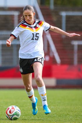 2026.04.10, xkwix, Fußball, UEFA Women s UNDER 19 Championship qualification, Republic of Ireland - Germany, Uhlenkrugstadion, Runde 2 1.Spieltag, Saison 2025 2026: Maj Schneider (Deutschland U19 Frauen 15) im Zweikampf gegen Hazel Donegan (Irland U19 Frauen 9) DFB regulations prohibit any use of photographs as image sequences and or quasi-video. Photo: xKamilxWilkowskixPressefotoKochx Nordrhein-Westfalen Deutschland *** 2026 04 10, xkwix, Football, UEFA Women s UNDER 19 Championship qualification, Republic of Ireland Germany, Uhlenkrugstadion, Round 2 1 Matchday, Season 2025 2026 Maj Schneider Germany U19 Women 15 in duel against Hazel Donegan Ireland U19 Women 9 DFB regulations prohibit any use of photographs as image sequences and or quasi video Photo xKamilxWilkowskixPressefotoKochx Nordrhein Westfalen Germany