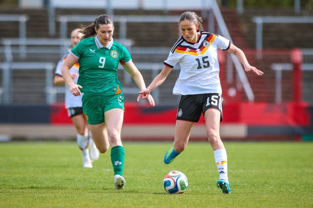 2026.04.10, xkwix, Fußball, UEFA Women s UNDER 19 Championship qualification, Republic of Ireland - Germany, Uhlenkrugstadion, Runde 2 1.Spieltag, Saison 2025 2026: Maj Schneider (Deutschland U19 Frauen 15) im Zweikampf gegen Hazel Donegan (Irland U19 Frauen 9) DFB regulations prohibit any use of photographs as image sequences and or quasi-video. Photo: xKamilxWilkowskixPressefotoKochx Nordrhein-Westfalen Deutschland *** 2026 04 10, xkwix, Football, UEFA Women s UNDER 19 Championship qualification, Republic of Ireland Germany, Uhlenkrugstadion, Round 2 1 Matchday, Season 2025 2026 Maj Schneider Germany U19 Women 15 in duel against Hazel Donegan Ireland U19 Women 9 DFB regulations prohibit any use of photographs as image sequences and or quasi video Photo xKamilxWilkowskixPressefotoKochx Nordrhein Westfalen Germany