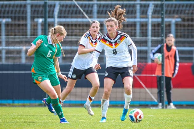 2026.04.10, xkwix, Fußball, UEFA Women s UNDER 19 Championship qualification, Republic of Ireland - Germany, Uhlenkrugstadion, Runde 2 1.Spieltag, Saison 2025 2026: Lotta Wrede(Deutschland U19 Frauen 8) im Zweikampf gegen Madison McGuane (Irland U19 Frauen 6) DFB regulations prohibit any use of photographs as image sequences and or quasi-video. Photo: xKamilxWilkowskixPressefotoKochx Nordrhein-Westfalen Deutschland *** 2026 04 10, xkwix, Fußball, UEFA Women s UNDER 19 Championship qualification, Republic of Ireland Germany, Uhlenkrugstadion, Runde 2 1 Spieltag, Saison 2025 2026 Lotta Wrede Deutschland U19 Frauen 8 im Zweikampf gegen Madison McGuane Irland U19 Frauen 6 DFB regulations prohibit any use of photographs as image sequences and or quasi video Photo xKamilxWilkowskixPressefotoKochx Nordrhein Westfalen Germany