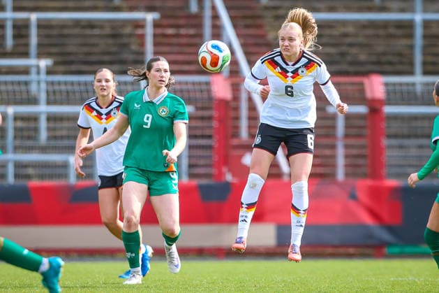 2026.04.10, xkwix, Fußball, UEFA Women s UNDER 19 Championship qualification, Republic of Ireland - Germany, Uhlenkrugstadion, Runde 2 1.Spieltag, Saison 2025 2026: Marie Gmeineder (Deutschland U19 Frauen 6) im Zweikampf gegen Hazel Donegan (Irland U19 Frauen 9) DFB regulations prohibit any use of photographs as image sequences and or quasi-video. Photo: xKamilxWilkowskixPressefotoKochx Nordrhein-Westfalen Deutschland *** 2026 04 10, xkwix, Football, UEFA Women s UNDER 19 Championship qualification, Republic of Ireland Germany, Uhlenkrugstadion, Round 2 1 Matchday, Season 2025 2026 Marie Gmeineder Germany U19 Women 6 in duel against Hazel Donegan Ireland U19 Women 9 DFB regulations prohibit any use of photographs as image sequences and or quasi video Photo xKamilxWilkowskixPressefotoKochx Nordrhein Westfalen Germany