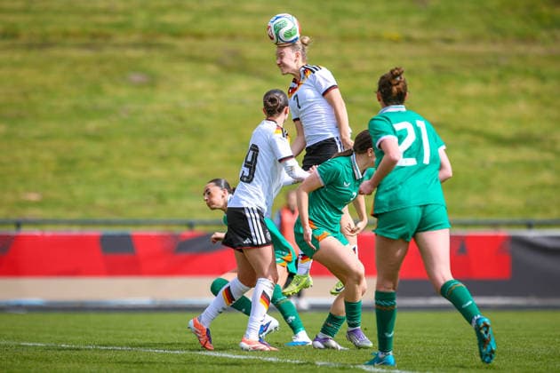 2026.04.10, xkwix, Fußball, UEFA Women s UNDER 19 Championship qualification, Republic of Ireland - Germany, Uhlenkrugstadion, Runde 2 1.Spieltag, Saison 2025 2026: Zoe Schick(Deutschland U19 Frauen 7) beim Kopfball und im Zweikampf gegen die Iren im Strafraum DFB regulations prohibit any use of photographs as image sequences and or quasi-video. Photo: xKamilxWilkowskixPressefotoKochx Nordrhein-Westfalen Deutschland *** 2026 04 10, xkwix, Fußball, UEFA Women s UNDER 19 Championship qualification, Republic of Ireland Germany, Uhlenkrugstadion, Runde 2 1 Spieltag, Saison 2025 2026 Zoe Schick Deutschland U19 Frauen 7 beim Kopfball und im Zweikampf gegen die Iren im Strafraum DFB regulations prohibit any use of photographs as image sequences and or quasi video Photo xKamilxWilkowskixPressefotoKochx Nordrhein Westfalen Germany