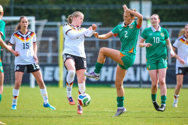 2026.04.10, xkwix, Fußball, UEFA Women s UNDER 19 Championship qualification, Republic of Ireland - Germany, Uhlenkrugstadion, Runde 2 1.Spieltag, Saison 2025 2026: Marie Gmeineder (Deutschland U19 Frauen 6) im Zweikampf gegen Sophia Leonard (Irland U19 Frauen 2) DFB regulations prohibit any use of photographs as image sequences and or quasi-video. Photo: xKamilxWilkowskixPressefotoKochx Nordrhein-Westfalen Deutschland *** 2026 04 10, xkwix, Football, UEFA Women s UNDER 19 Championship qualification, Republic of Ireland Germany, Uhlenkrugstadion, Round 2 1 Matchday, Season 2025 2026 Marie Gmeineder Germany U19 Women 6 in duel against Sophia Leonard Ireland U19 Women 2 DFB regulations prohibit any use of photographs as image sequences and or quasi video Photo xKamilxWilkowskixPressefotoKochx Nordrhein Westfalen Germany