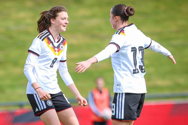 2026.04.10, xkwix, Fußball, UEFA Women s UNDER 19 Championship qualification, Republic of Ireland - Germany, Uhlenkrugstadion, Runde 2 1.Spieltag, Saison 2025 2026: Jubel beim Tor zum 1:0 durch Lotta Wrede(Deutschland U19 Frauen 8) vordergrund Lillie Quinlivan Coulson (Irland U19 Frauen 4) enttaeuscht DFB regulations prohibit any use of photographs as image sequences and or quasi-video. Photo: xKamilxWilkowskixPressefotoKochx Nordrhein-Westfalen Deutschland *** 2026 04 10, xkwix, Fußball, UEFA Women s UNDER 19 Championship qualification, Republic of Ireland Germany, Uhlenkrugstadion, Runde 2 1 Spieltag, Saison 2025 2026 Jubel beim Tor zum 1 0 durch Lotta Wrede Deutschland U19 Frauen 8 vordergrund Lillie Quinlivan Coulson Irland U19 Frauen 4 enttaeuscht DFB regulations prohibit any use of photographs as image sequences and or quasi video Photo xKamilxWilkowskixPressefotoKochx Nordrhein Westfalen Germany