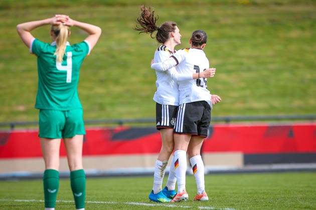 2026.04.10, xkwix, Fußball, UEFA Women s UNDER 19 Championship qualification, Republic of Ireland - Germany, Uhlenkrugstadion, Runde 2 1.Spieltag, Saison 2025 2026: Jubel beim Tor zum 1:0 durch Lotta Wrede(Deutschland U19 Frauen 8) vordergrund Lillie Quinlivan Coulson (Irland U19 Frauen 4) enttaeuscht DFB regulations prohibit any use of photographs as image sequences and or quasi-video. Photo: xKamilxWilkowskixPressefotoKochx Nordrhein-Westfalen Deutschland *** 2026 04 10, xkwix, Fußball, UEFA Women s UNDER 19 Championship qualification, Republic of Ireland Germany, Uhlenkrugstadion, Runde 2 1 Spieltag, Saison 2025 2026 Jubel beim Tor zum 1 0 durch Lotta Wrede Deutschland U19 Frauen 8 vordergrund Lillie Quinlivan Coulson Irland U19 Frauen 4 enttaeuscht DFB regulations prohibit any use of photographs as image sequences and or quasi video Photo xKamilxWilkowskixPressefotoKochx Nordrhein Westfalen Germany