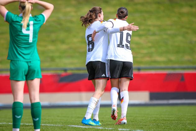 2026.04.10, xkwix, Fußball, UEFA Women s UNDER 19 Championship qualification, Republic of Ireland - Germany, Uhlenkrugstadion, Runde 2 1.Spieltag, Saison 2025 2026: Jubel beim Tor zum 1:0 durch Lotta Wrede(Deutschland U19 Frauen 8) vordergrund Lillie Quinlivan Coulson (Irland U19 Frauen 4) enttaeuscht DFB regulations prohibit any use of photographs as image sequences and or quasi-video. Photo: xKamilxWilkowskixPressefotoKochx Nordrhein-Westfalen Deutschland *** 2026 04 10, xkwix, Fußball, UEFA Women s UNDER 19 Championship qualification, Republic of Ireland Germany, Uhlenkrugstadion, Runde 2 1 Spieltag, Saison 2025 2026 Jubel beim Tor zum 1 0 durch Lotta Wrede Deutschland U19 Frauen 8 vordergrund Lillie Quinlivan Coulson Irland U19 Frauen 4 enttaeuscht DFB regulations prohibit any use of photographs as image sequences and or quasi video Photo xKamilxWilkowskixPressefotoKochx Nordrhein Westfalen Germany