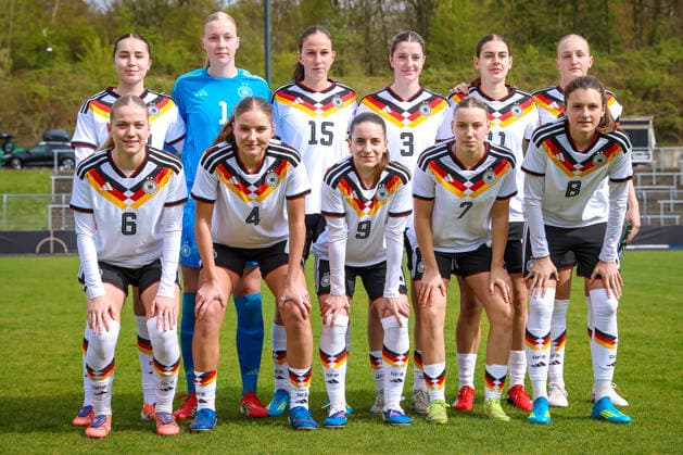 2026.04.10, xkwix, Fußball, UEFA Women s UNDER 19 Championship qualification, Republic of Ireland - Germany, Uhlenkrugstadion, Runde 2 1.Spieltag, Saison 2025 2026: Deutsche Nationalmannschaft Teamfoto vor dem Spiel DFB regulations prohibit any use of photographs as image sequences and or quasi-video. Photo: xKamilxWilkowskixPressefotoKochx Nordrhein-Westfalen Deutschland *** 2026 04 10, xkwix, Football, UEFA Women s UNDER 19 Championship qualification, Republic of Ireland Germany, Uhlenkrugstadion, Round 2 1 Matchday, Season 2025 2026 German national team Team photo before the match DFB regulations prohibit any use of photographs as image sequences and or quasi video Photo xKamilxWilkowskixPressefotoKochx Nordrhein Westfalen Germany