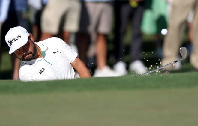 Golf 2026 Masters Tournament - Round 2 J.J. Spaun of the USA hits from a bunker on Hole 2 in Round 2 of the 2026 Masters tournament in August, Georgia, USA, 10 April 2026. Augusta United States  Copyright: xCHRISxTORRESx