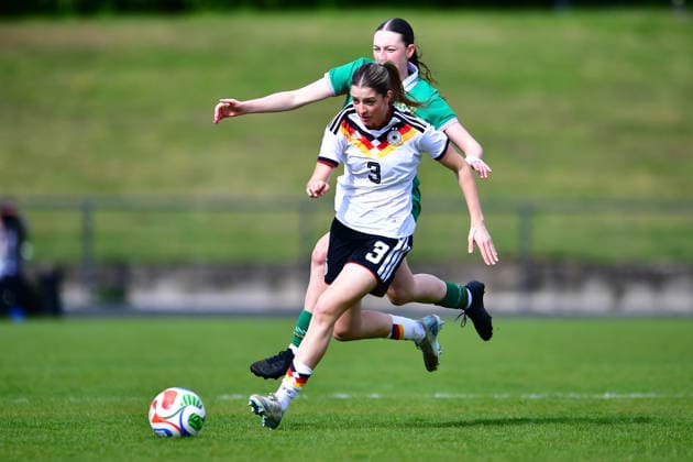 Fußball UEFA U19-Juniorinnen EM-Qualifikation: Irland - Deutschland am 10.04.2026 im Stadion Uhlenkrug in Essen Lenelotte Müller ( Deutschland ), vorne - Hannah Heraly ( Irland ) DFB regulations prohibit any use of photographs as image sequences and or quasi-video. Nordrhein-Westfalen Deutschland *** Soccer UEFA U19 Junior European Championship Qualifier Ireland Germany on 10 04 2026 at Stadion Uhlenkrug in Essen Lenelotte Müller Germany , front Hannah Heraly Ireland DFB regulations prohibit any use of photographs as image sequences and or quasi video Nordrhein Westfalen Germany
